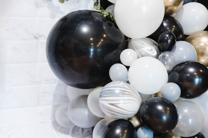 DIY NYE Balloon Garland