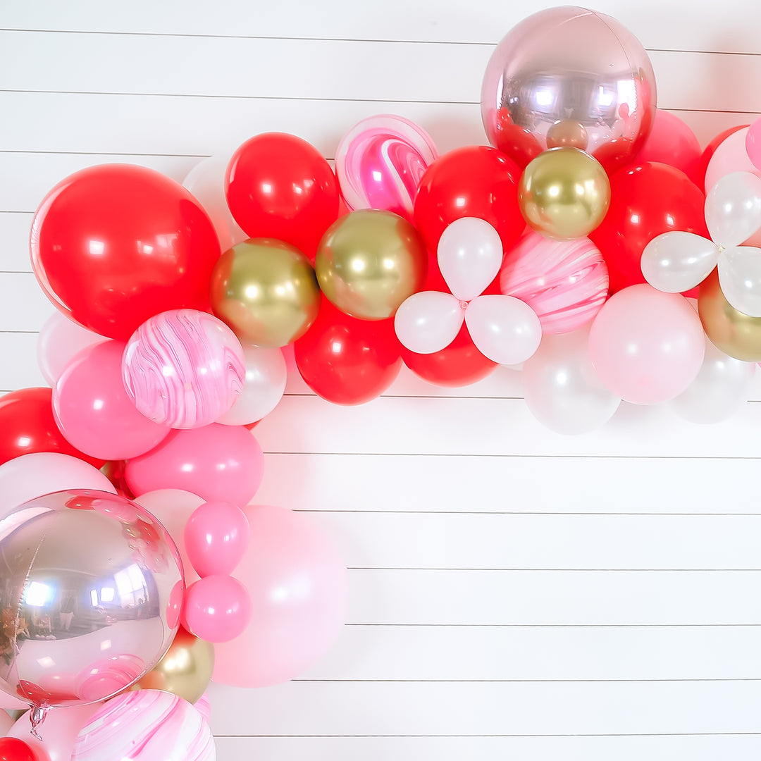 DIY Friendsmas Balloon Garland