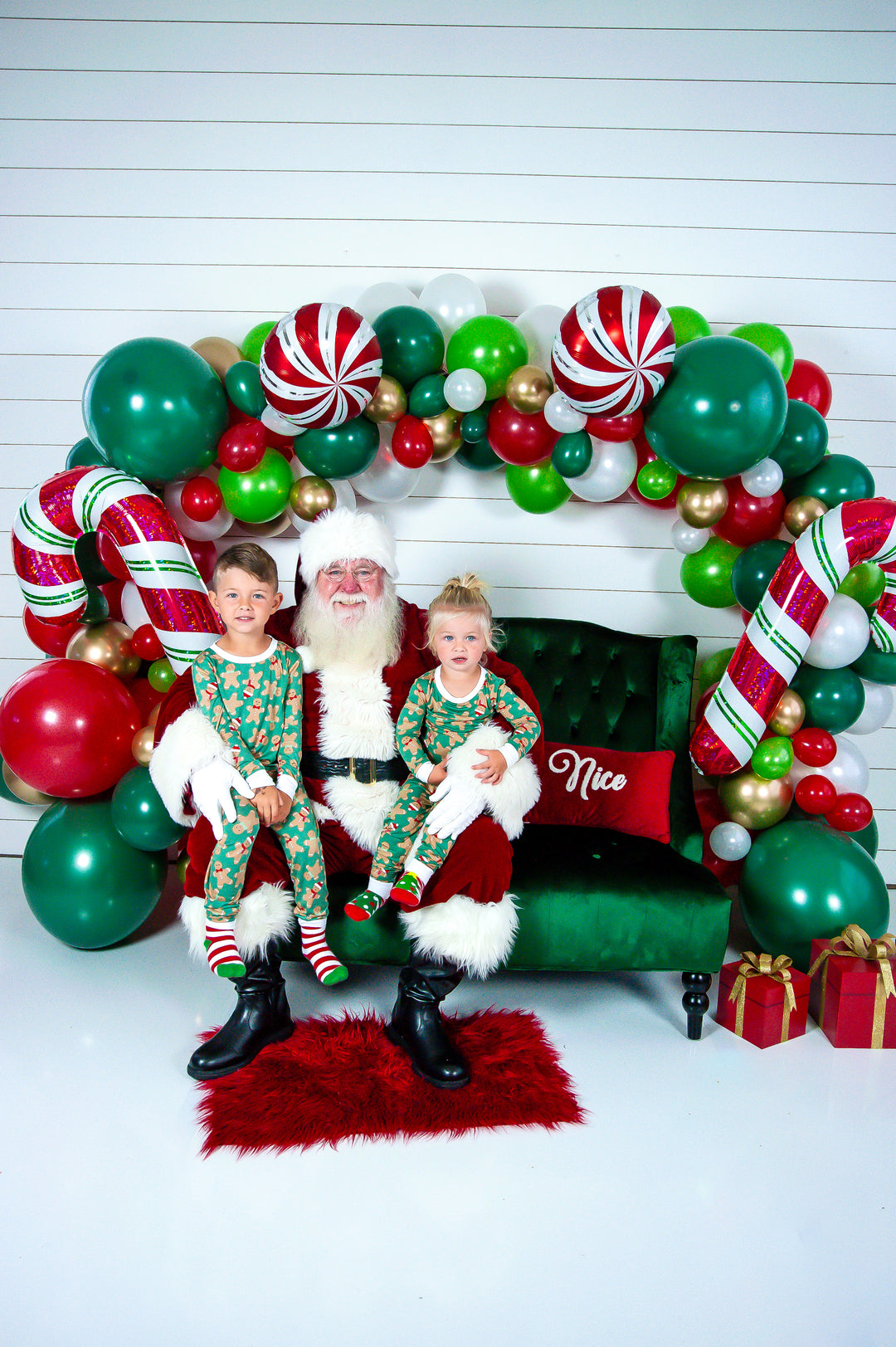 DIY Christmas Balloon Garland