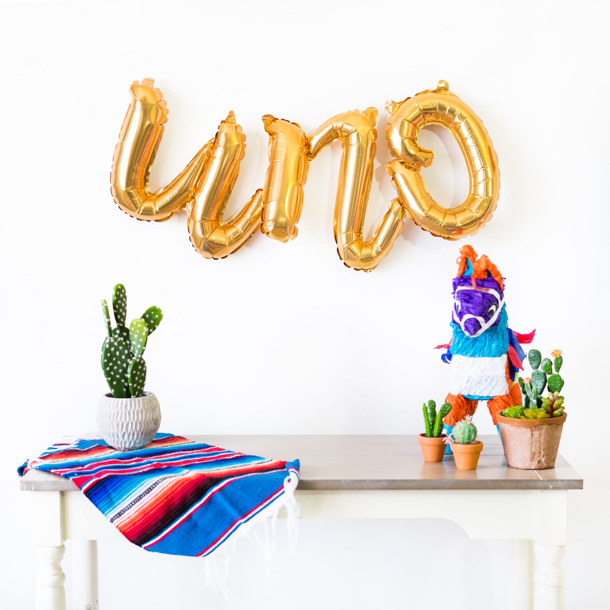 Piñata letters (UNO) - outlet Photo Prop